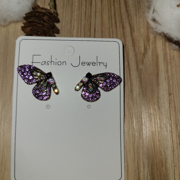 🦋🦋NEW🦋🦋Gorgeous Butterfly Earrings in Purple - Picture 4 of 7
